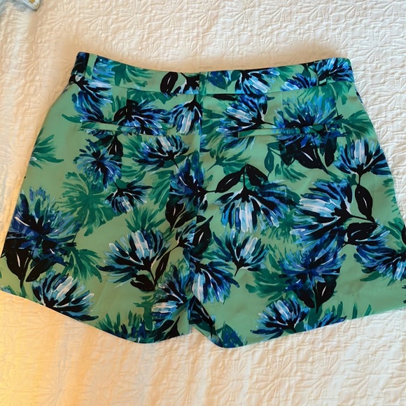 Fabulous Banana green black blue & white floral shorts w/front zip & pockets - Picture 5 of 8